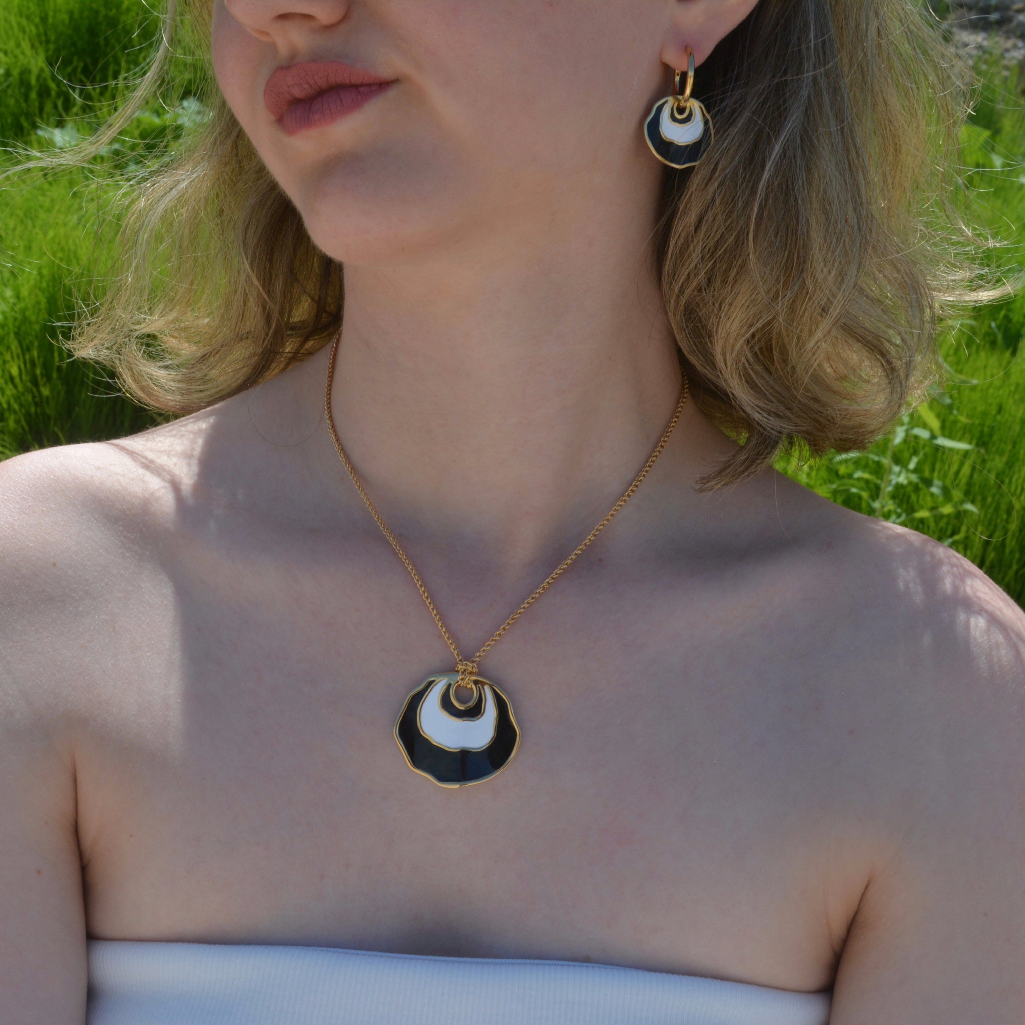 Jingle Necklace in Jet Black